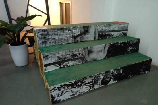 普鹏 《从我的全世界路过》 木头、丙烯 140x75x61cm 2017