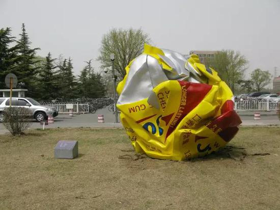 焦兴涛  黄（清华大学）  不锈钢、漆  高3米  2010