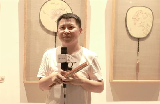 著名相声演员何云伟接受媒体采访