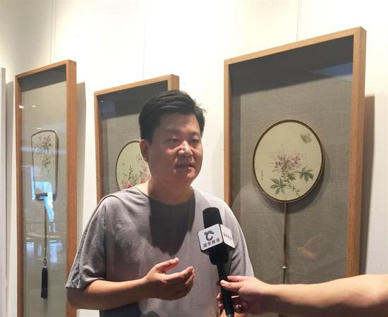 本次展览的策展人杨中良接受媒体采访