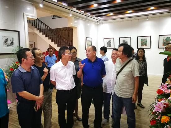 四川省文联主席郑晓幸、洪雅县委书记阳运良、四川省中国画学会会长刘朴等与观众一起观展