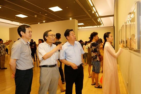 　　中国艺术研究院副院长牛根富、中国艺术研究院常务副院长兼研究生院院长吕品田、中国美术家协会主席刘大为参观展览