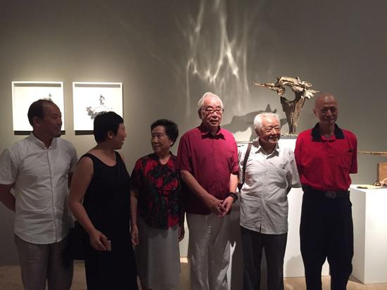 雕塑界嘉宾观展合影