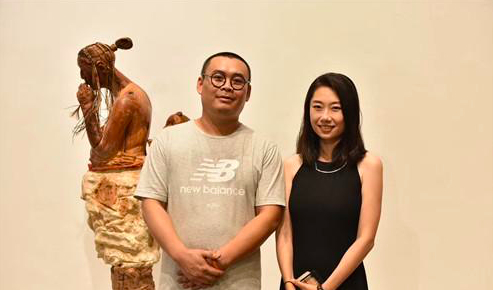展览现场艺术家李万秋（左）与共同艺术中心赵轶合影