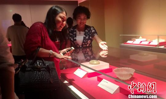 李士娟在介绍展品。　陈悦 摄