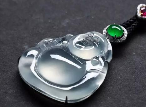 搭配的绿翡翠和红宝石使得作品备添华贵之感，令人过目难忘。