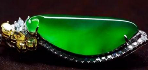 　　此件作品材料正阳浓艳，色韵悠长。福瓜造型丰满端庄，线条规整利落。福瓜有多子多福之意，又有福祚绵延之型。