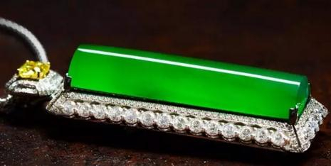 拍品材料通体正阳绿，清澈通透，完美无瑕。