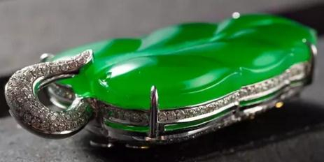 　　老种翡翠，糯地，绿色阳正，水头十足。作品以简约的线条和饱满的弧面充分彰显了翡翠的天然美感，给人以富贵、大方的视觉感受。