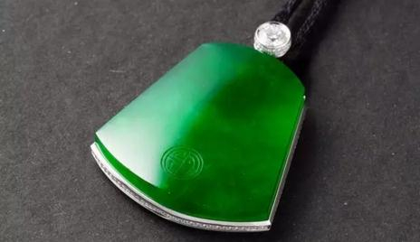 老种翡翠，玻璃地，正绿色，水头十足。