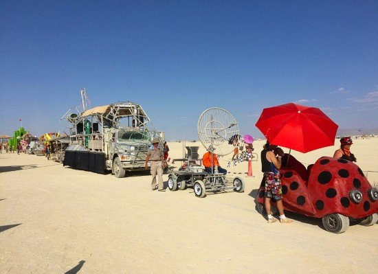 大量参加者都带来了自己的艺术改装车，不过参加活动前先得在机动车部门排队注册