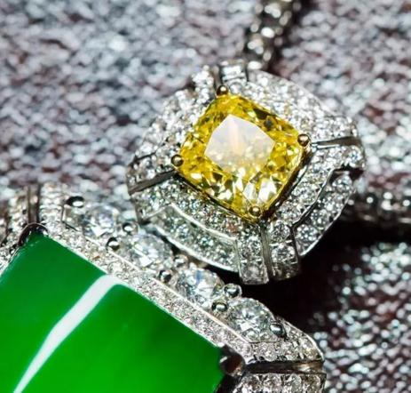 拍品的边框和顶部装饰采用了具有欧洲古典宫廷风格的镶钻工艺，在大气简洁之中尽显雍容典雅之美。