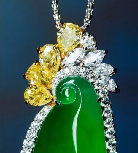 　　为了衬托出福瓜富贵吉祥的寓意，设计师利用外轮廓整体镶嵌的钻石，将翡翠的色彩衬托得更为艳丽夺目。