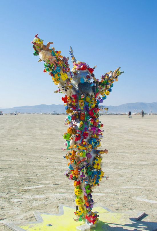 “火人节”的巨大雕塑之一