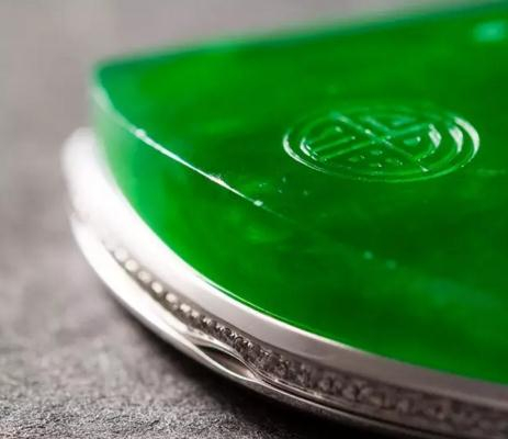 斧形切割，工整大方，充满阳刚之气。下部阴刻淡淡的纹饰，略添古韵，恰到好处。