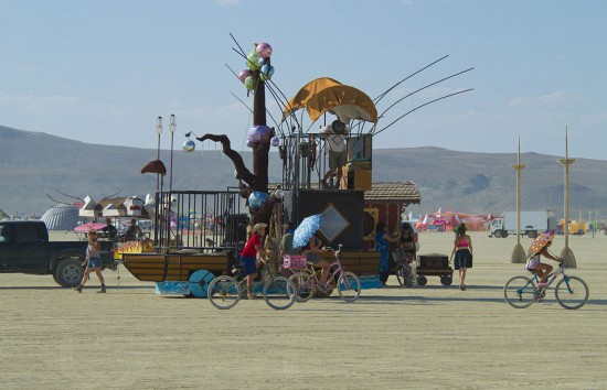 活动中的艺术改装车