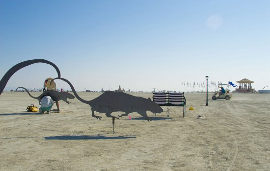 这些老鼠型的雕塑会随风旋转