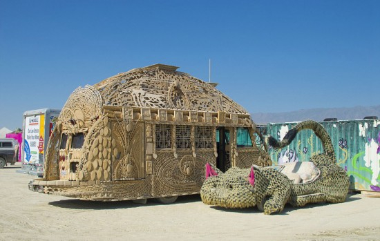 左侧的车上整个木质外壳都是纯手工制成的，非常精美