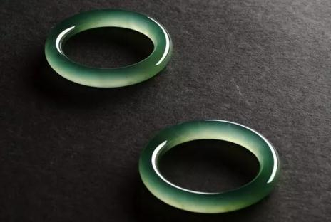 翡翠特有的微微荧光，在淡青色的映衬下，自内而外散发出端庄与柔媚兼具的美感。