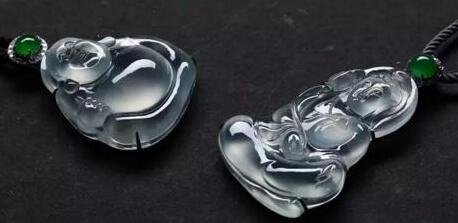 老种翡翠，玻璃地，足水，色泽清冷，造型简约。