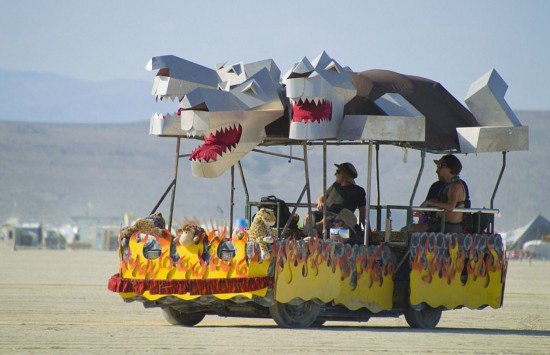 一辆用于庆祝的艺术改装车