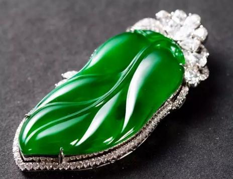 　　老种翡翠，玻璃地，正绿色，足水，品相高级，十分难得。坠托上的镶钻工艺精细且精湛，恰到好处的宝石配比使得此挂件光辉熠熠，备显富贵吉祥。