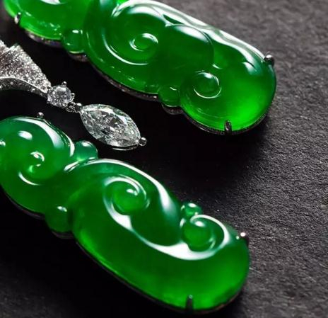 　　老种翡翠，玻璃地，色泽阳正，足水，品相绝佳。首饰设计华美，充满复古气息。雕以灵芝纹的翡翠，弧面饱满、线条流畅，美感充沛，令人过目难忘。