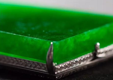 　　老种翡翠，玻璃地，正绿色，水头十足。切割工整，薄厚适宜，完美呈现出翡翠的天然美感。颇具现代气息的镶嵌设计，大方简约，给人以清爽、端庄的视觉感受。