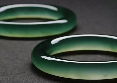 在自然光线下，手镯几乎看不到任何可挑剔之处。