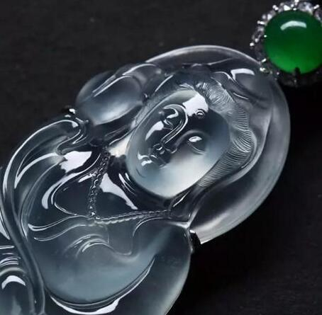 流畅的线条勾勒出观音和弥勒沉静的表情，饱满的块面充分彰显了翡翠质地的美感。