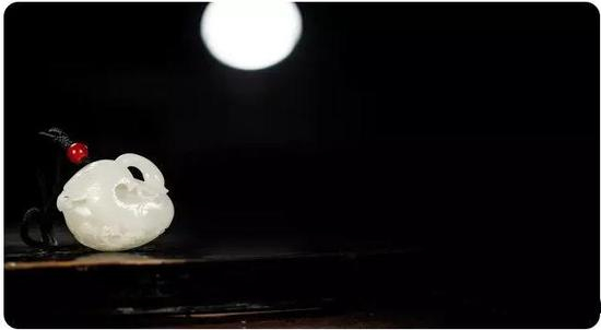 作品《临水照影》，白鹅俯首曲颈，羽毛光洁，气韵高雅，意境唯美。