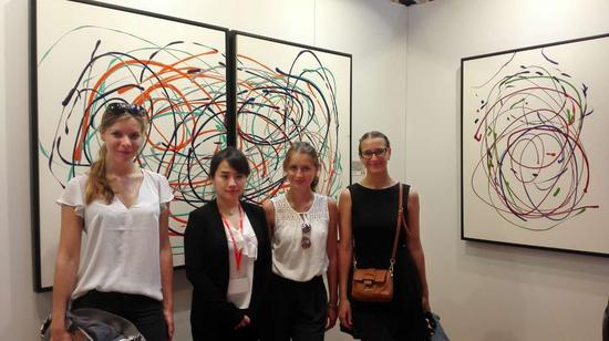 艺术家许皓（左二）与观众合影