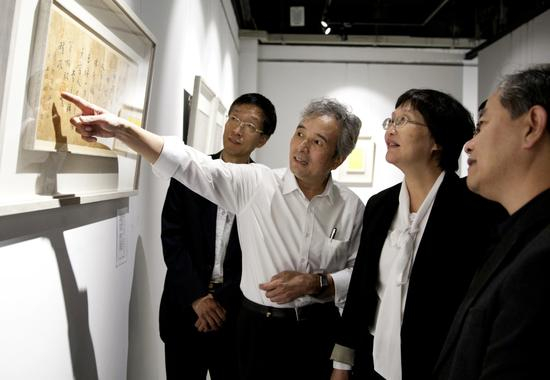 景喜猷先生为中共吉林省委常委宣传部部长王晓萍介绍展览作品