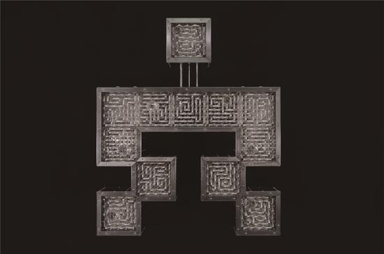 占研 字谜·穴 2017 铝合金型材、铝合金板材、亚克力板材等 96×115×20cm