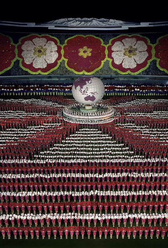 Pyongyang I 《平壤之一》 Andreas Gursky 安德里亚斯·古斯基