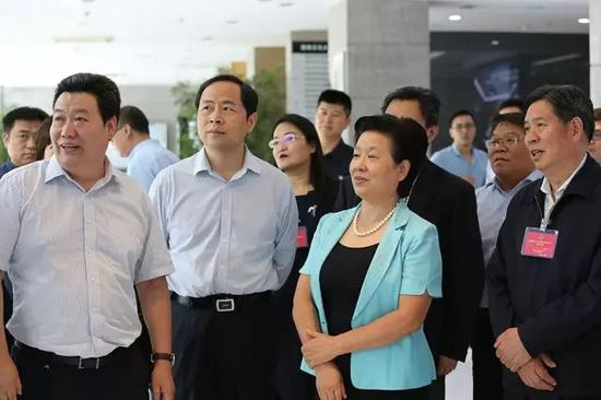 陕文投集团副总经理李振林介绍企业发展情况