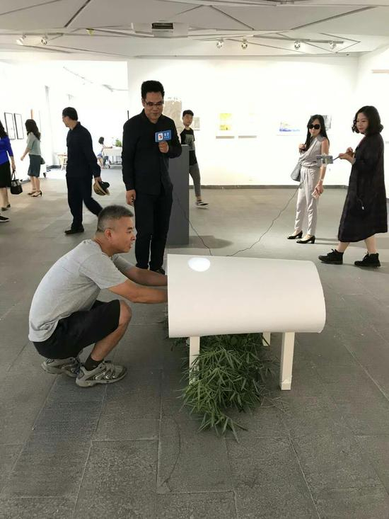 参展艺术家蓝京华与作品互动