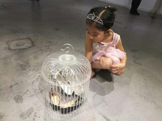 现场小观众与作品互动