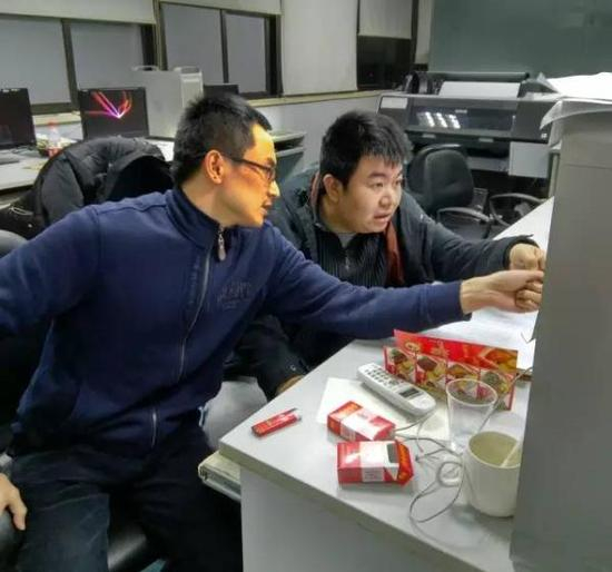 执行主编卢新元（右）与上海书画出版社编辑张恒烟（左）