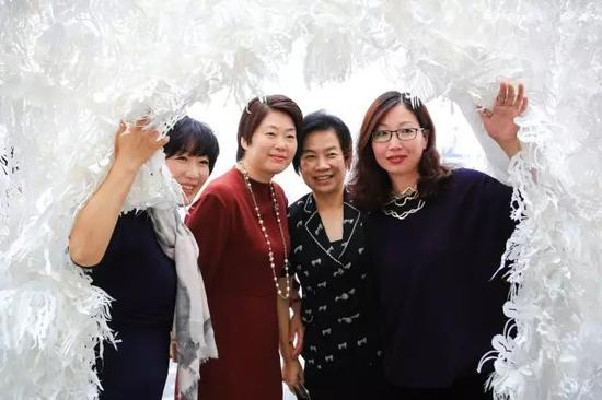 　从左至右：宝山区文化广播影视管理局党委书记、局长，宝山区文联主席 王一川，宝山区人民政府副区长陈筱洁，宝山区人大常委会主任李萍与策展人马琳在展览现场