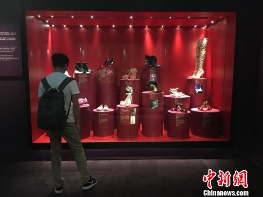 &nbsp;&nbsp;22日起，英国国立维多利亚与艾伯特博物馆的《鞋履：乐与苦展览》（Shoes： Pleasure and Pain）巡回展亚洲首站在上海拉开帷幕。　芊烨　摄
