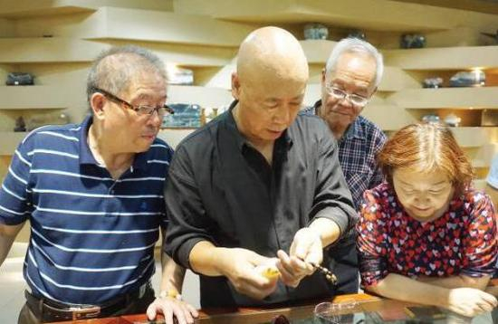 　　新疆宝协会长白文贤（左一）新疆宝协名誉会长李泽昌（右二）新疆宝协秘书长李忠志（右一），陪同奥岩（左二）筛选天工奖入选作品