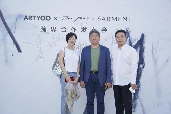 艺术家谭平与嘉宾合影