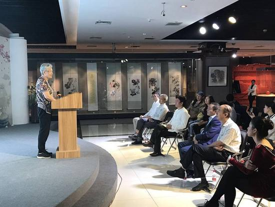 参展艺术家邓希平为开幕仪式致辞