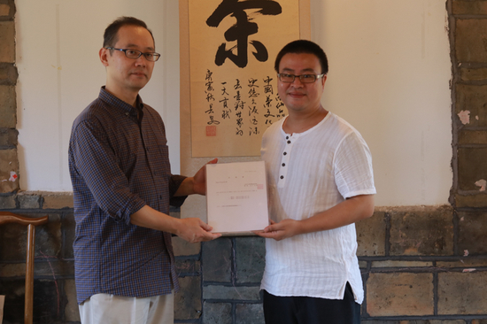 日本大阪市立东洋陶瓷博物馆首席研究员小林仁博士授予陈旭博物馆收藏证书