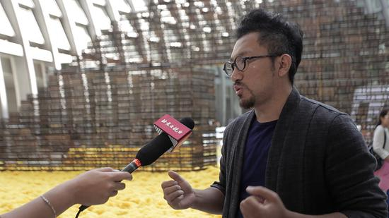 艺术家秦树义在接受媒体访问