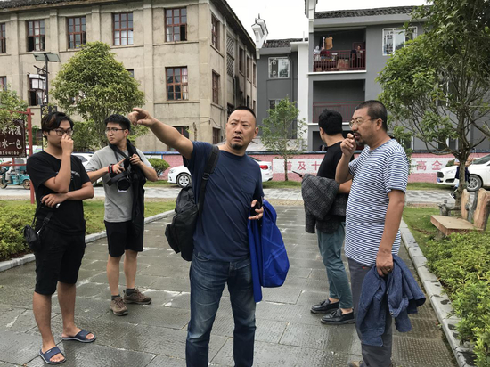 艺术家李勇政在河道旁与艺术季总策展人爱默杨交谈创作构思