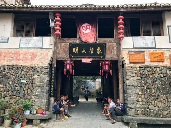 隆里古镇的留守老人