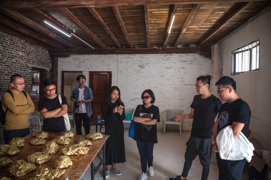 艺术家李博（右二）介绍自己的艺术创作项目