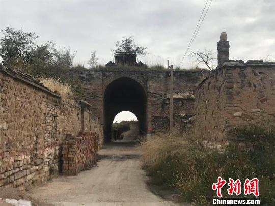 堡门坐北向南，门楣上嵌有一块“桦林堡”的石匾。　胡健 摄